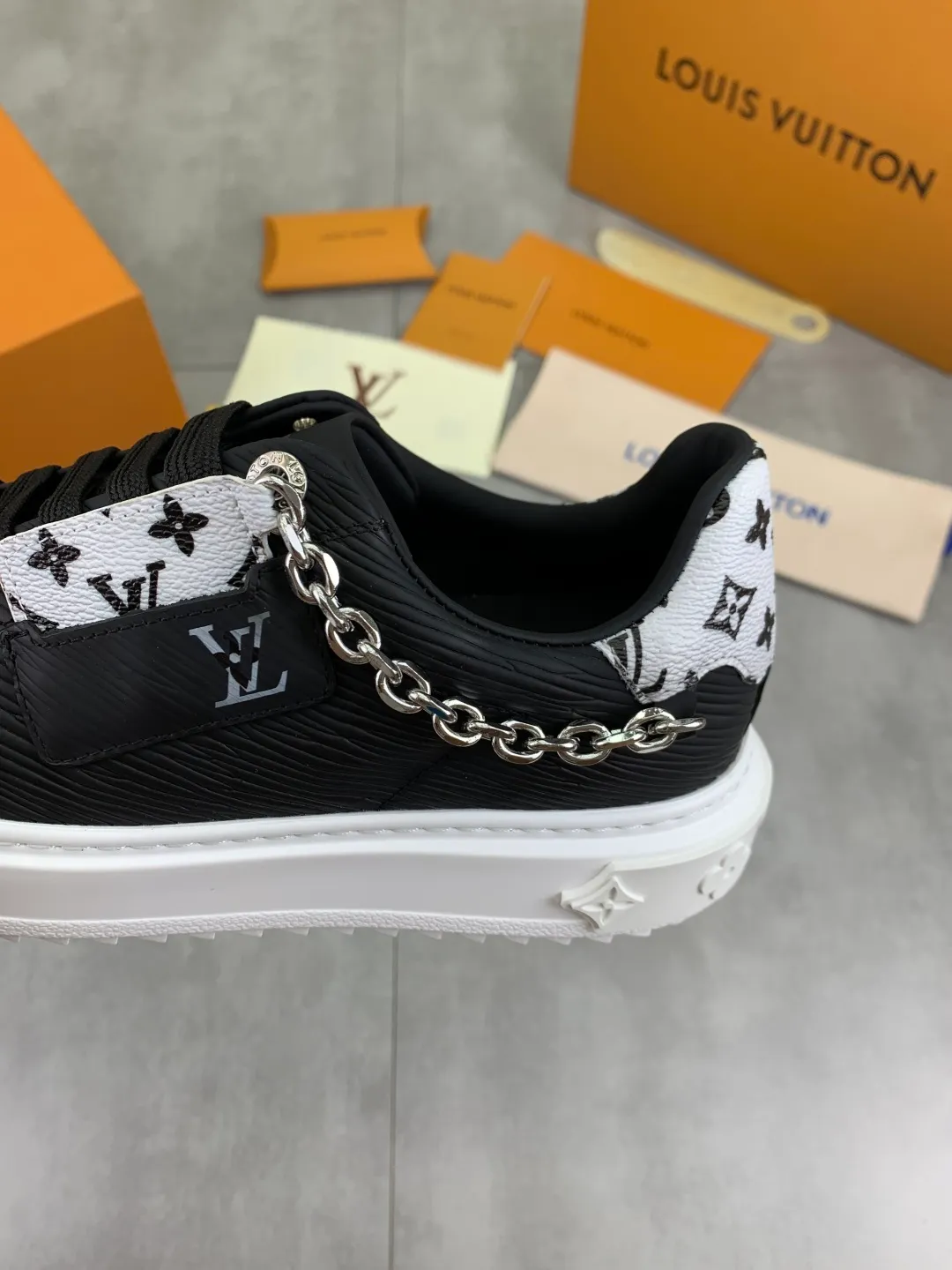Men's men's shoes 💰P700 new style 💶 top version [LOUIS VUITTON] couple 🧑‍🤝‍🧑 craft style counter series (original order) new style 🍀LV Louis Vuitton - top version LV classic high-top trendy shoes! Made of imported original craft calfskin, original breathable lining, and original wear-resistant, lightweight, high-end TPU outsole! High quality products! 3️⃣ colors are available, size: female 35-39, male 39-44 (female 40, male 45 customized)